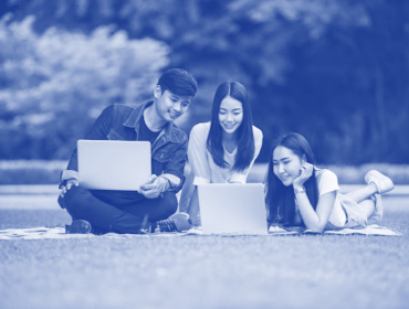 jeunes sur l'ordinateur
